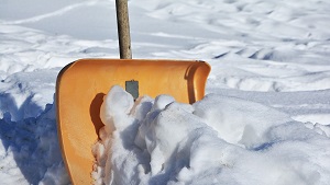 Hó-és jégmentesítés a ház körül – só nélkül